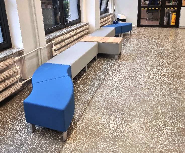 pufy siedziska na kortytarz szkolny ze stolikiem